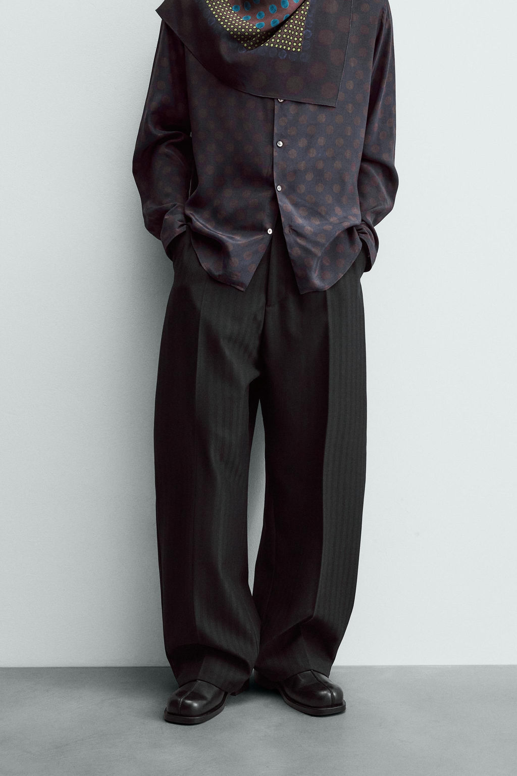 LIMITED EDITION CURVED FIT SUIT TROUSERS - Zara фото 2