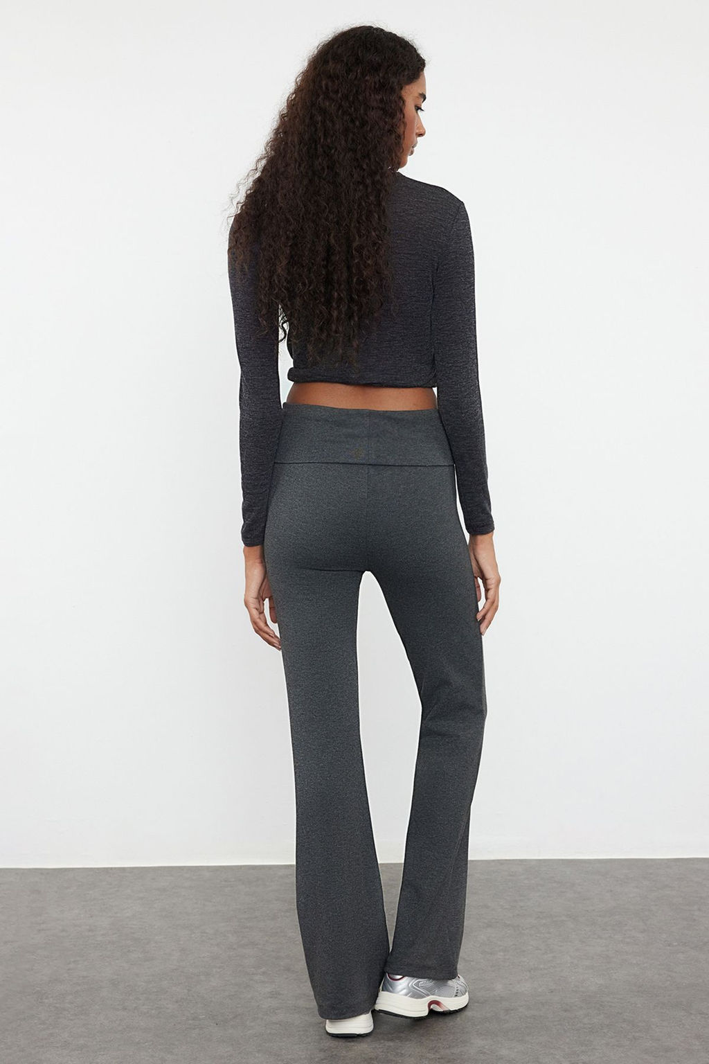 TRENDYOLMILLA Antrasit Melanj Flare/Ispanyol Paca Bel Detayl? Esnek Interlok Orme Pantolon TWOAW25PL00005 фото 11
