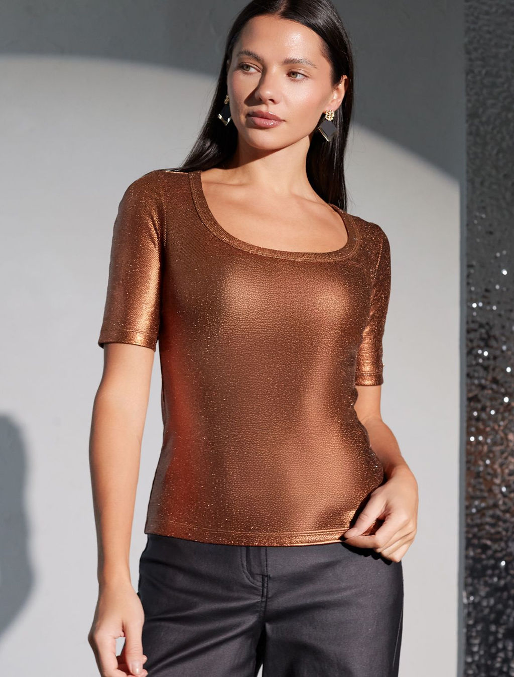 Футболка облегающая из хлопка в рубчик с U вырезом и матовым покрытием металлик - Vilatte фото 4