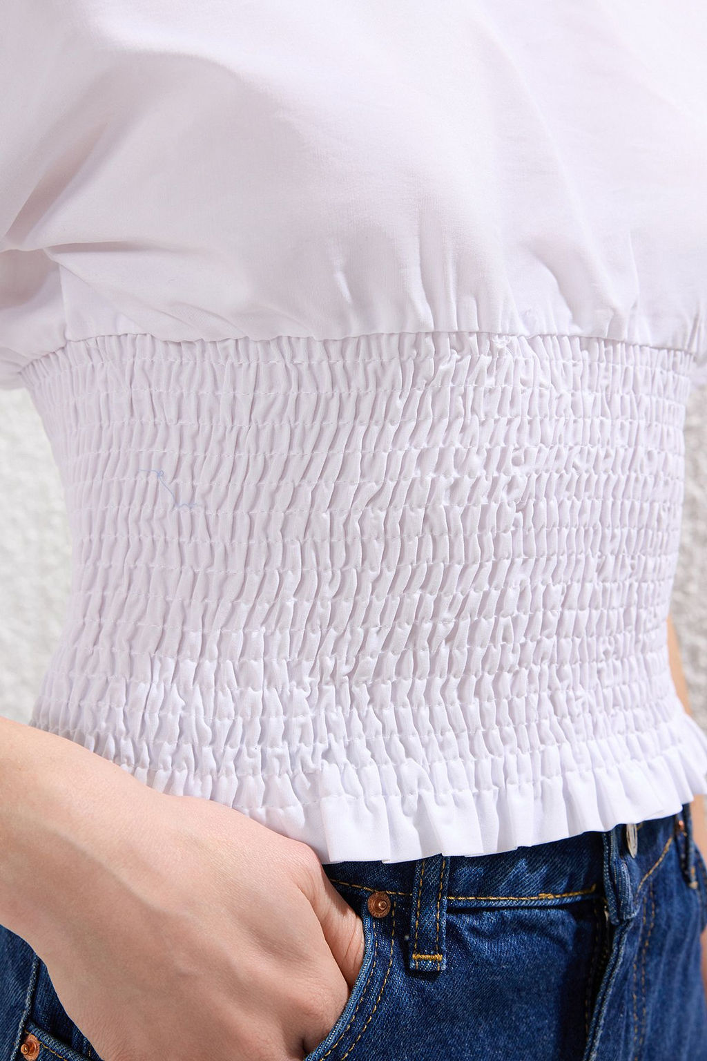 Trendyolmilla Beyaz Gipeli Fitted K?sa Kollu Premium Dokuma Bluz TWOSS25BZ00414