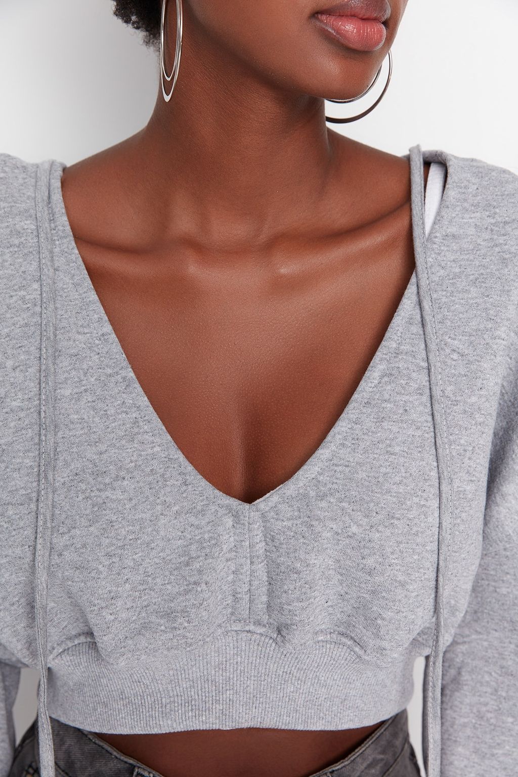 Gri Kal?n Ici Polarl? Kapusonlu V Yaka Rahat Kesim Crop Orme Sweatshirt TWOAW23SW00096