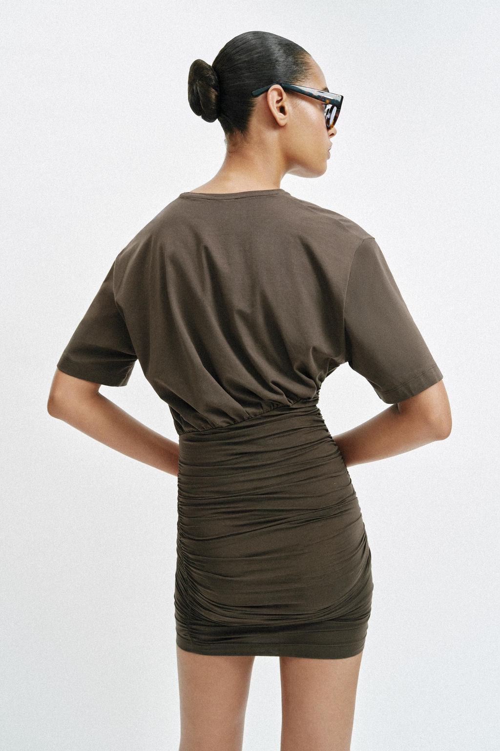 VESTIDO CORTO DRAPEADO / Khaki oscuro - Zara фото 6