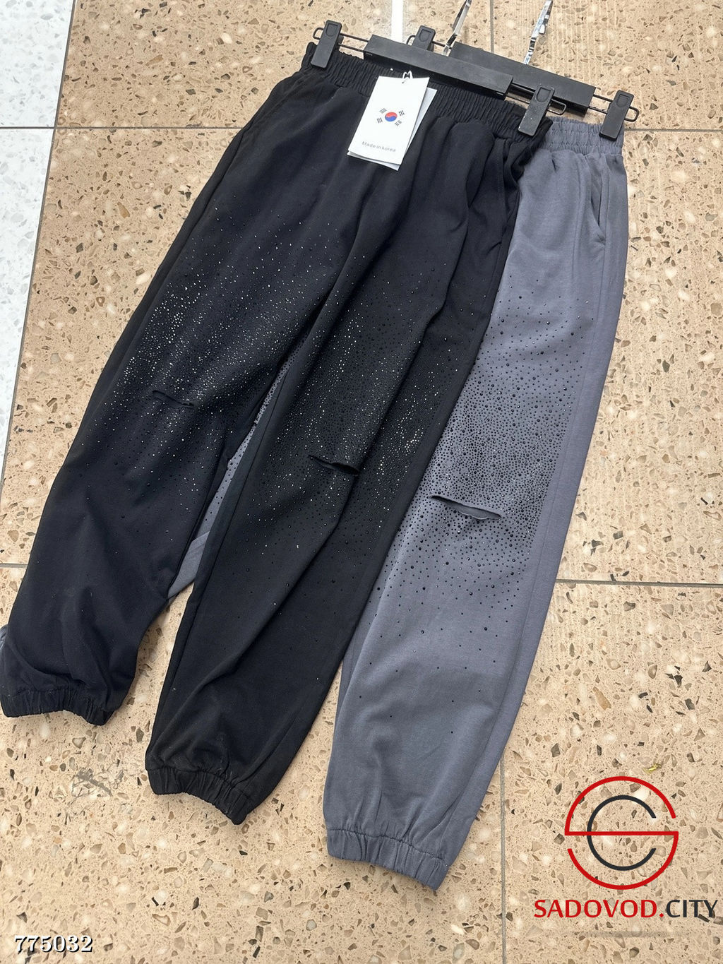 Женские джогеры с рваными коленями со стразами