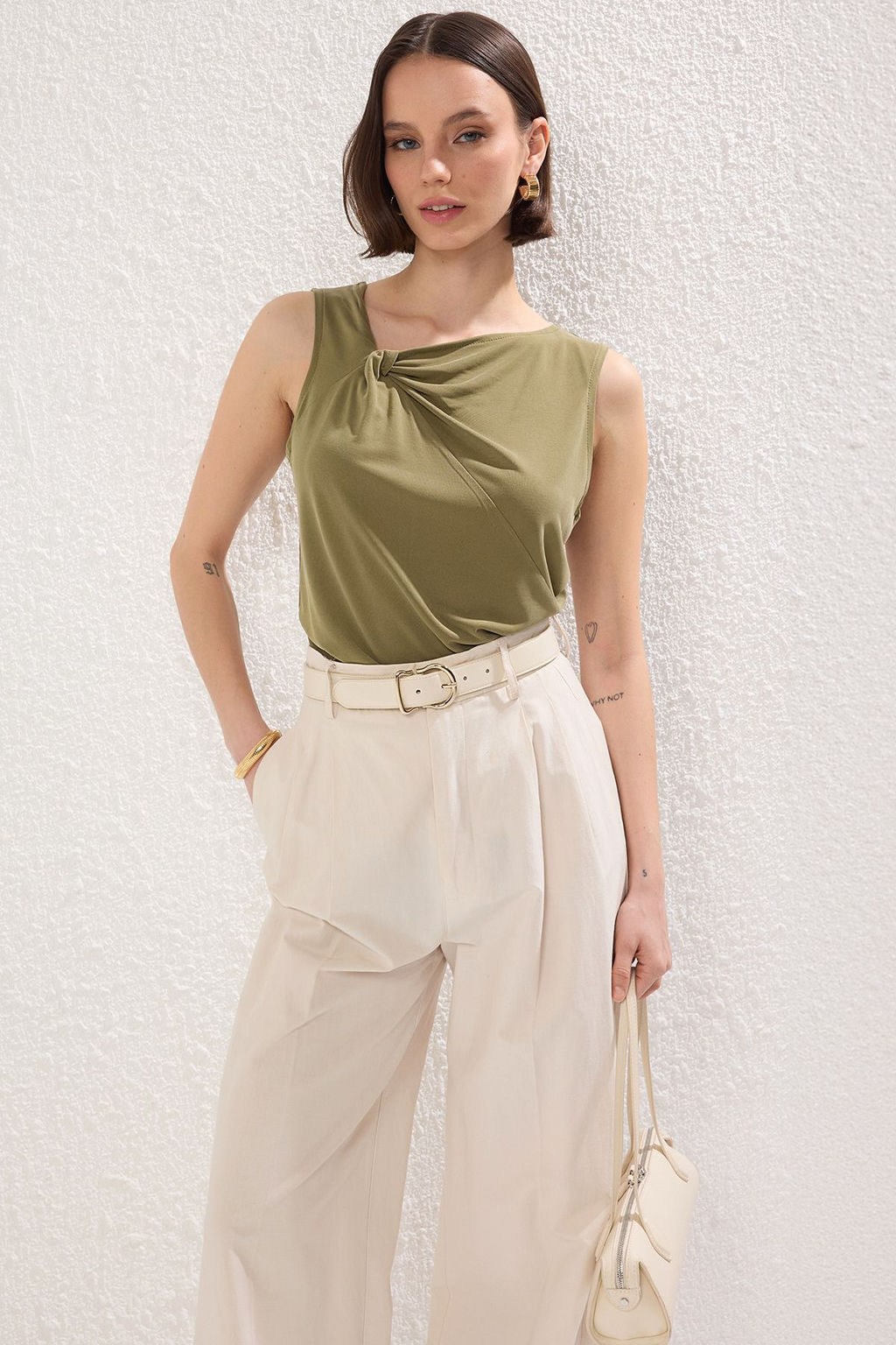 Yesil More Sustainable Modal Icerikli Burgu Detayl? Asimetrik Yaka Regular Orme Bluz TWOSS25BZ00469