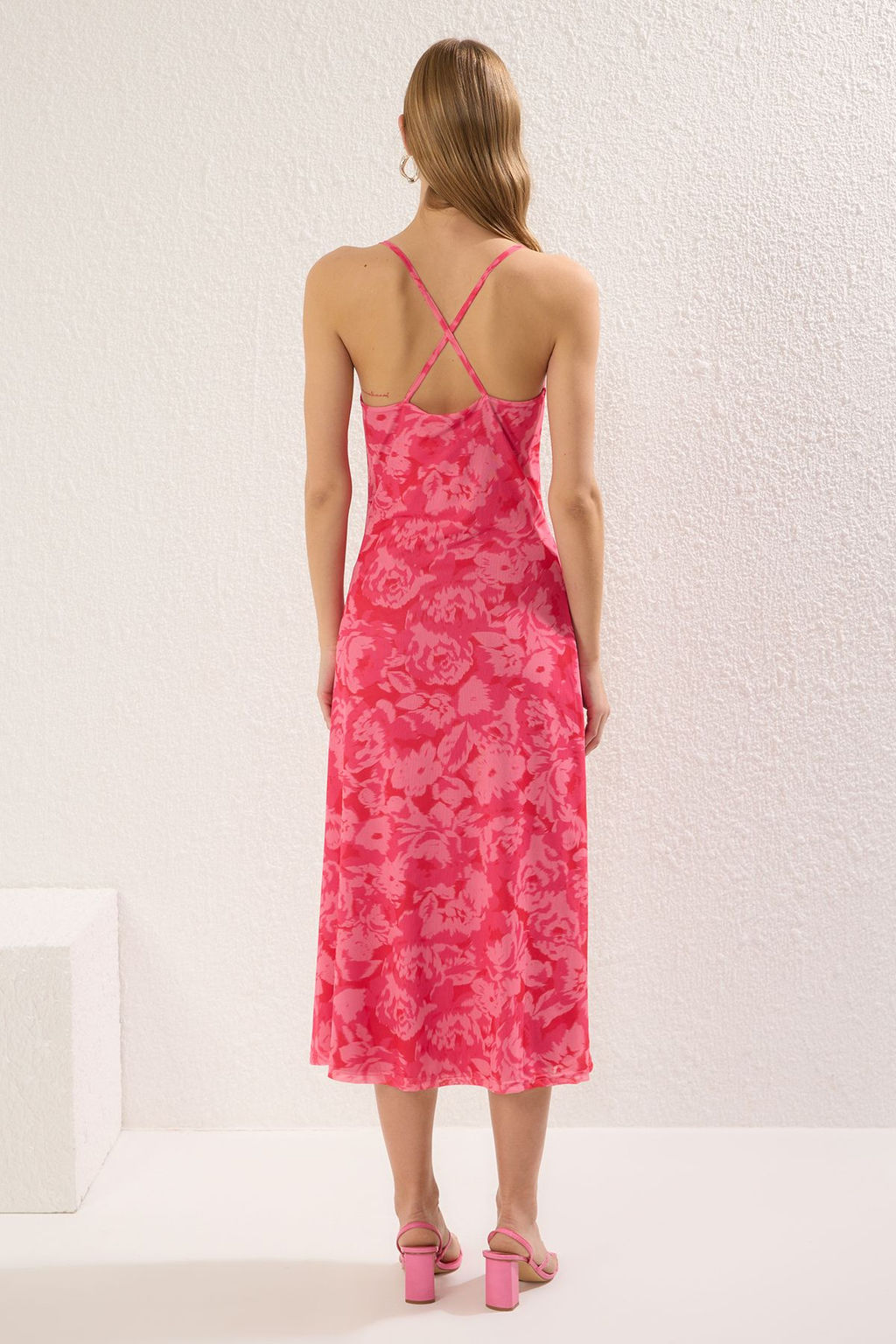 TRENDYOLMILLA Pembe Soyut Cicekli Degaje Yaka Y?rtmacl? A Line/Can Kesim Midi Orme Elbise TWOSS25EL00684  фото 4