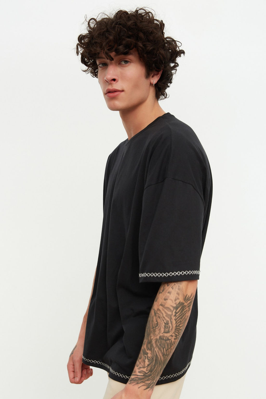 Siyah Oversize/Genis Kesim K?sa Kollu Islemeli %100 Pamuk T-Shirt TMNSS21TS1888