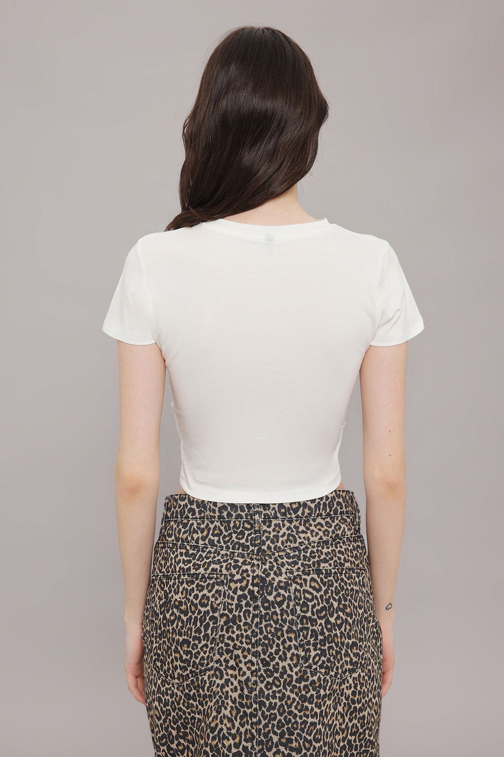 TRENDYOLMILLA Ekru Slogan Bask?l? Crop Fitted/Vucuda Oturan Orme T-Shirt TWOSS25TS00036  фото 4