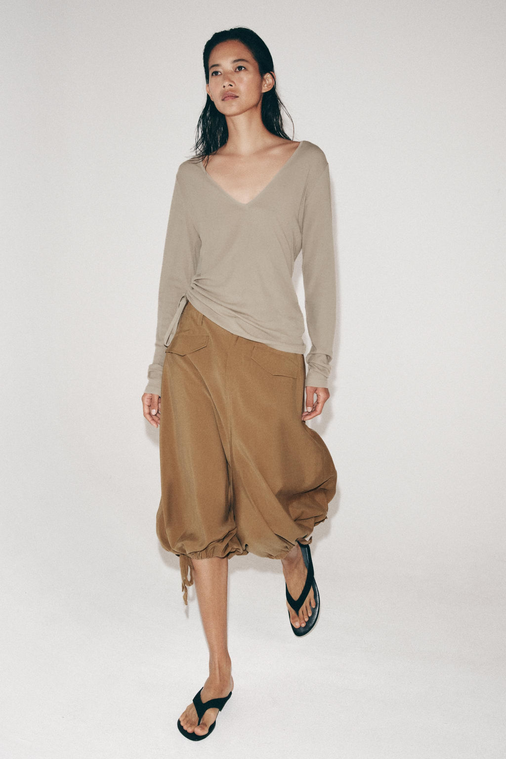 CAMISETA ESCOTE PICO LAZADAS / Marr?n / Topo - Zara фото 4