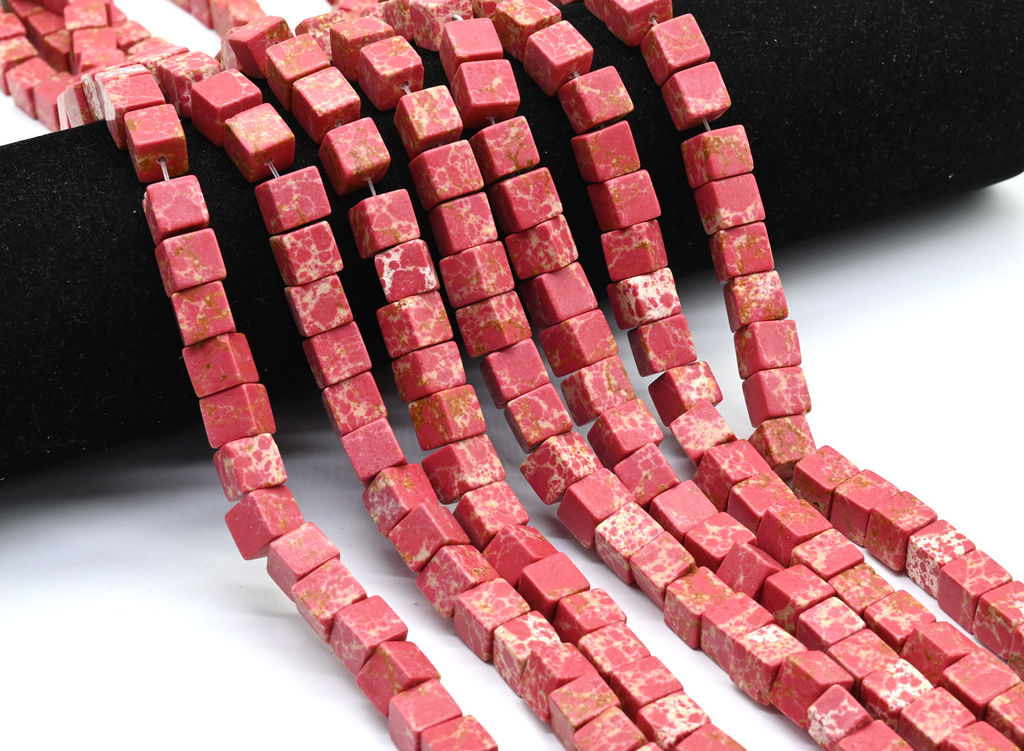 Бусины из варисцита кубик 8мм, цв.малиновый, 40см, 48 бусин Радуга камня