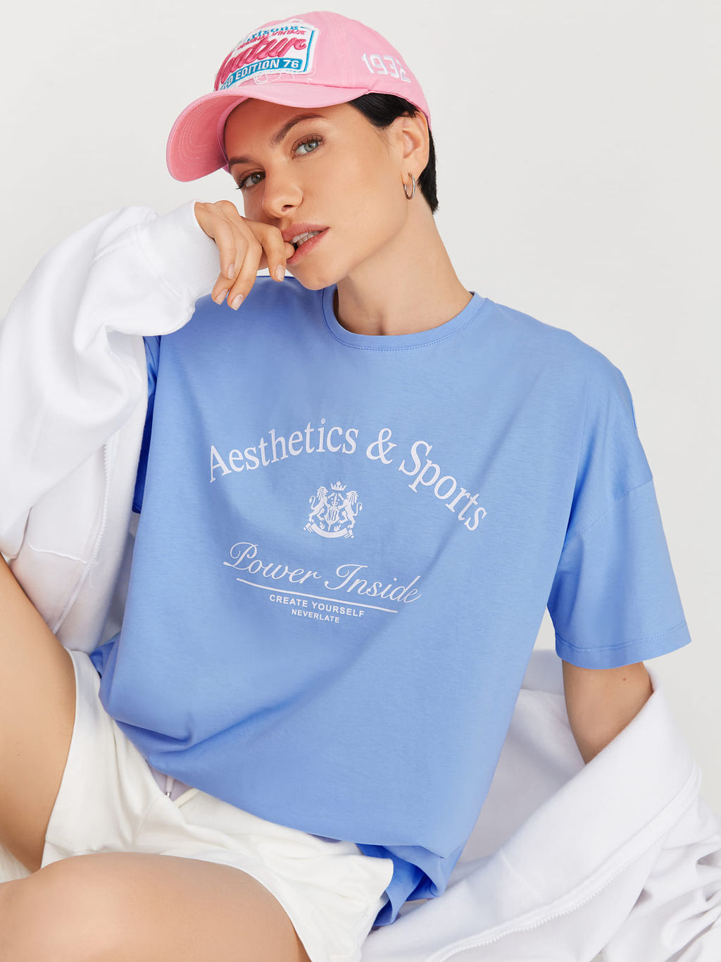 Базовая футболка свободного силуэта с брендингом AESTHETICS & SPORTS