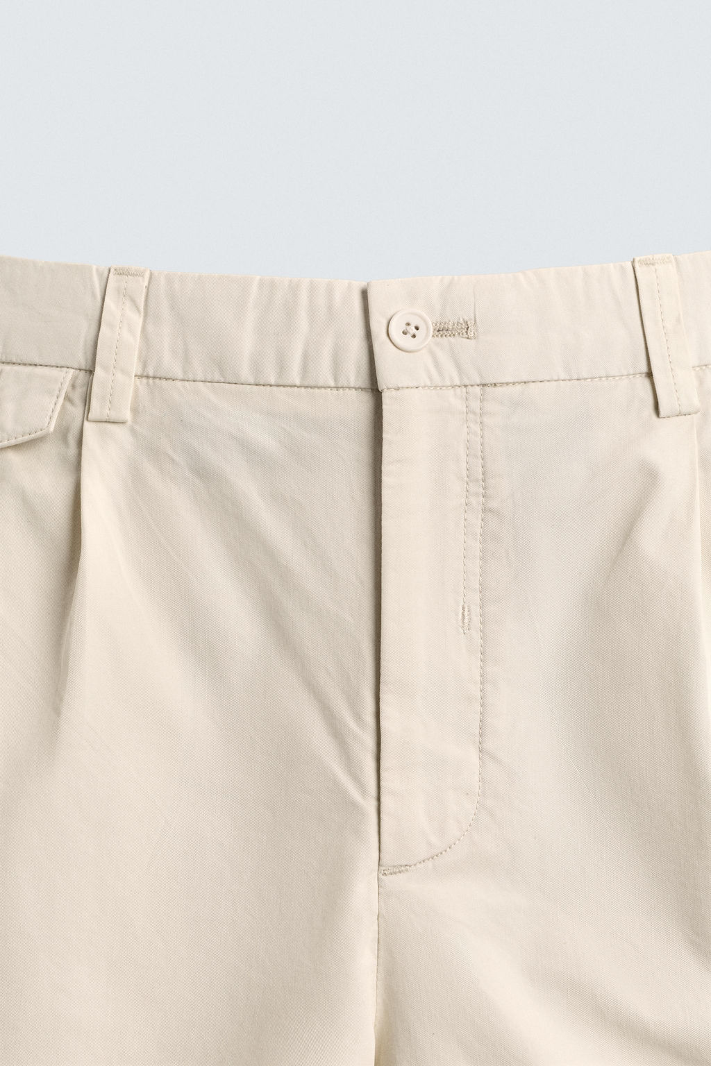 BERMUDA REGULAR FIT PLIEGUES / Blanco roto