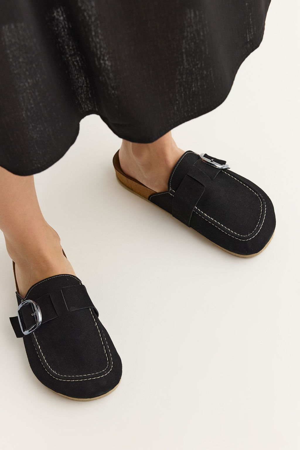 Trendyol Shoes Bej Kemer Tokal? Kare Burun Duz Kad?n Sabo Terlik TAKSS25TE00000