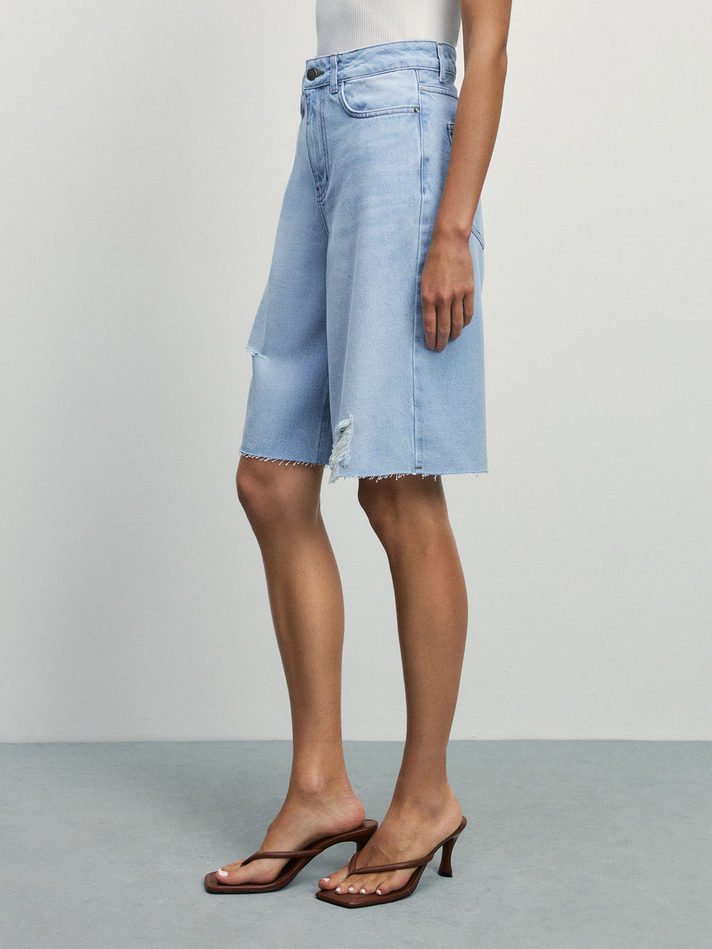 Джинсовые шорты-бермуды с разрывами / Zarina  фото 4