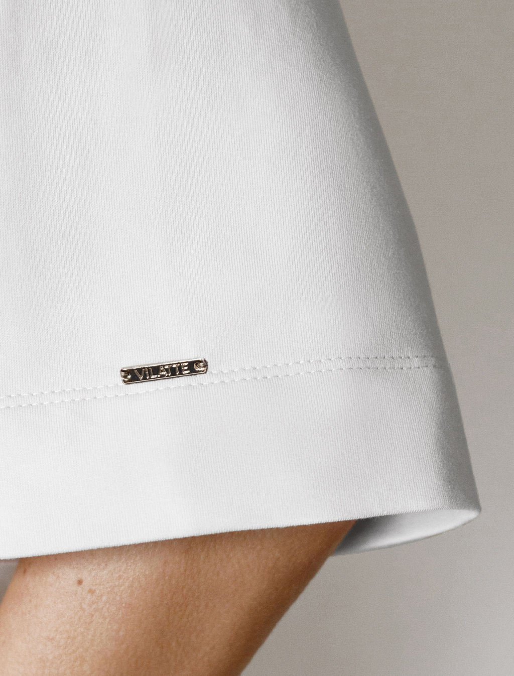 Футболка из эластичного футера с авторским принтом - Vilatte фото 2