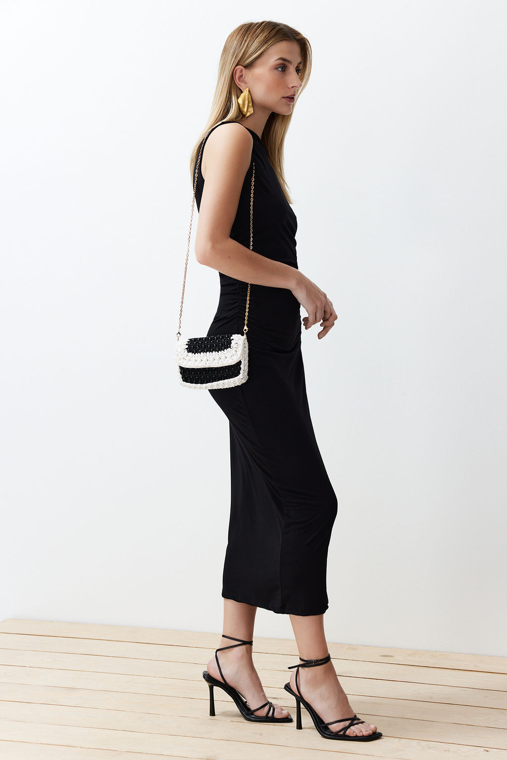 Siyah Fitted Vucuda Oturan Kay?k Yaka S?f?r Kol Esnek Orme Orme Midi Kalem Elbise TWOSS24EL00662