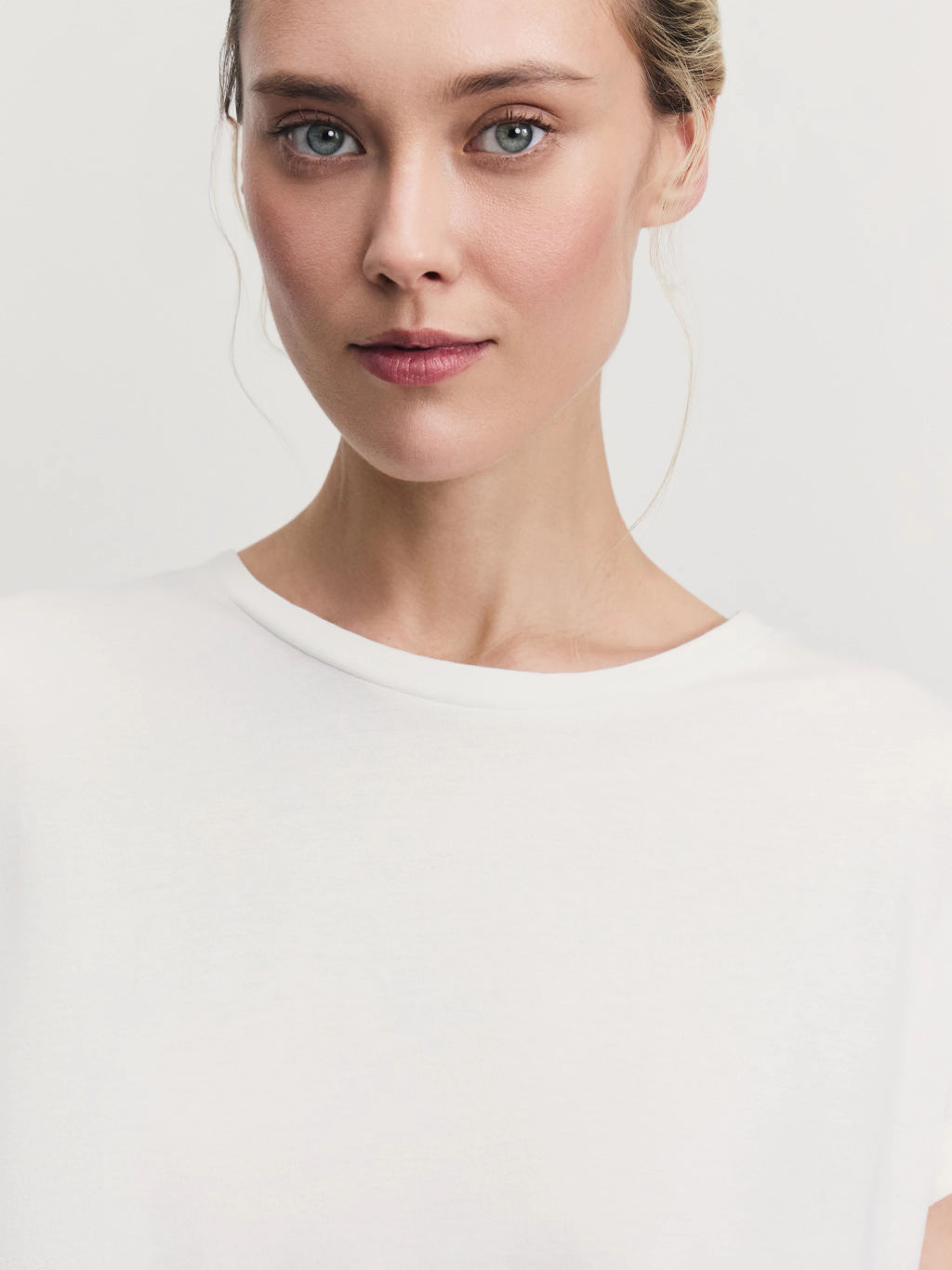 Футболка со спущенным плечом из хлопка / Zarina  фото 6