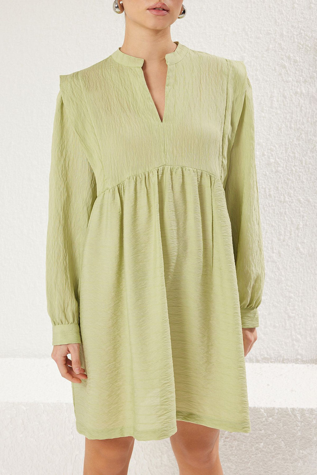 TRENDYOLMILLA Yesil Duz Rahat Kesim V Yaka Mini Dokuma Elbise TWOSS25EL00049 фото 8