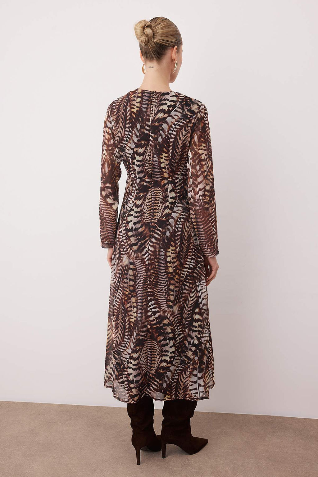 Kahverengi Animal Desen V Yaka A Kesim Maxi Dokuma Elbise TWOAW26EL00270 - Trendyolmilla фото 4