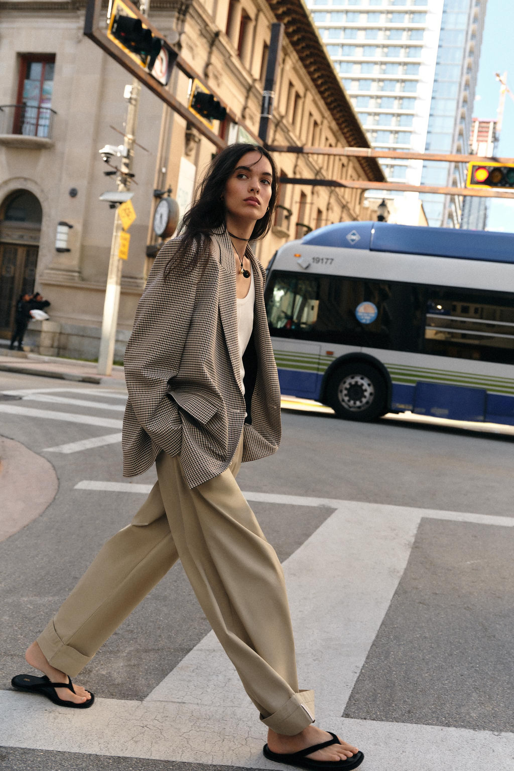 PANTAL?N PINZAS BAJO VUELTA / Camel claro - Zara фото 12