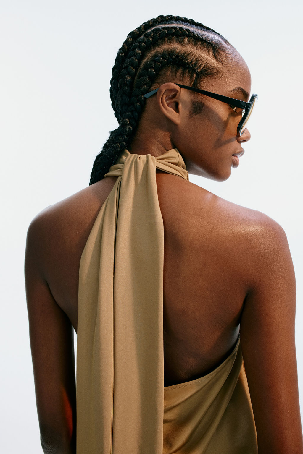 Top asim?trico con escote halter - H&m фото 3
