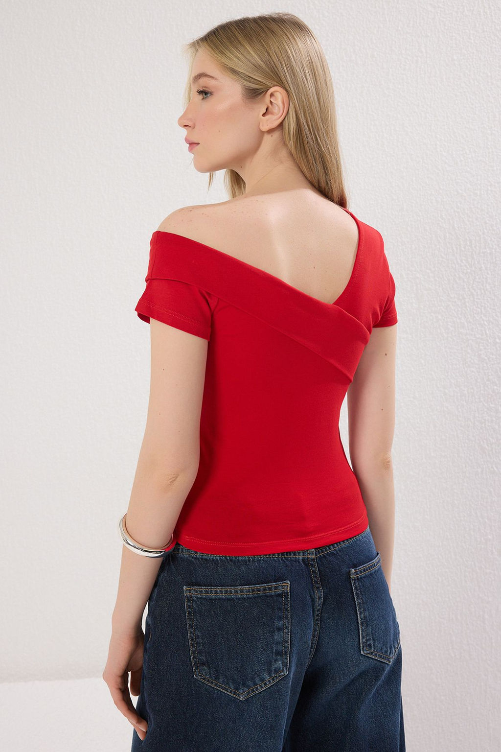 Trendyolmilla Kahverengi Asimetrik Yaka Fitted/Vucuda Oturan Orme Bluz TWOSS25BZ00381  фото 8