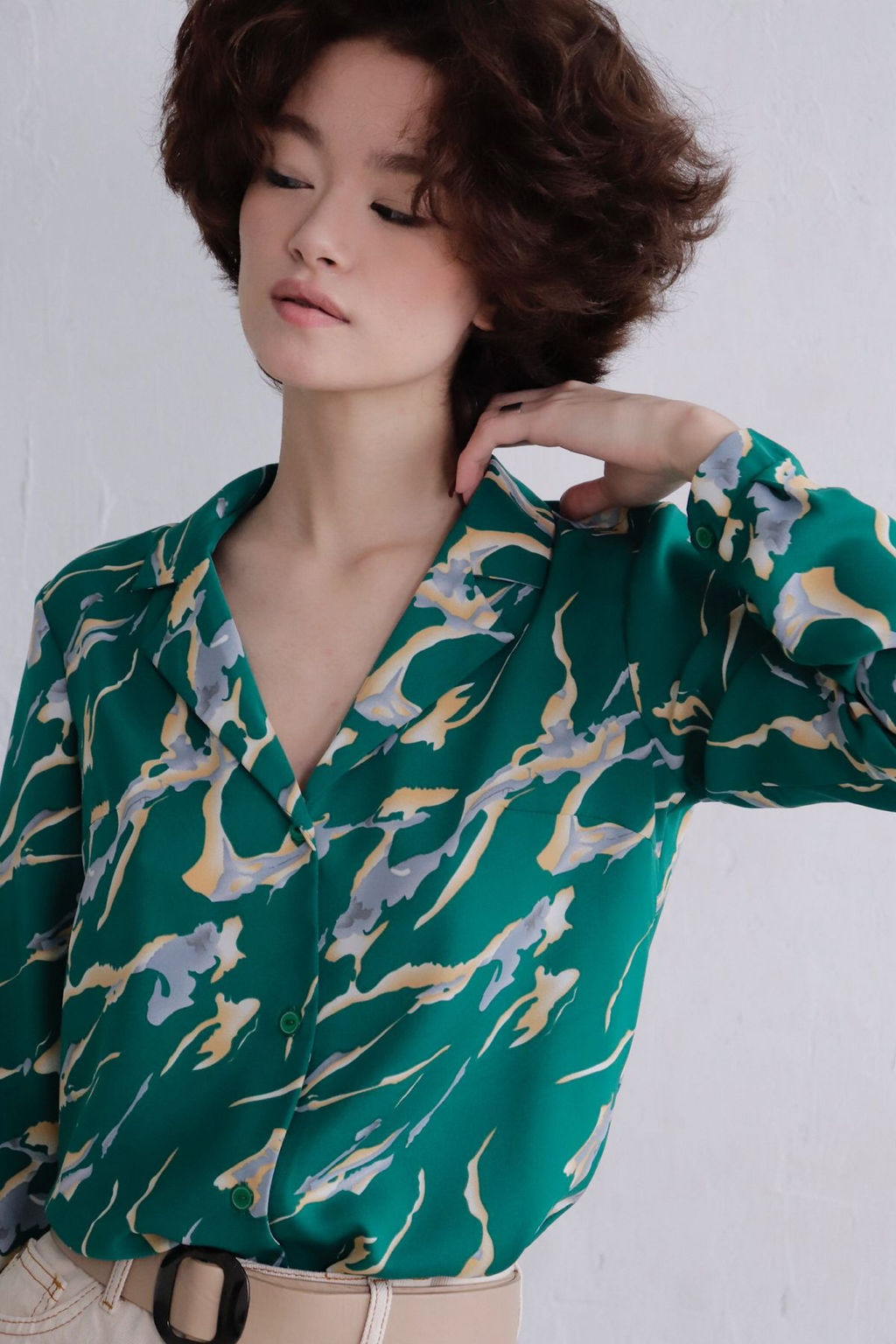 11536 Блуза с английским воротником зелёная с принтом - Martichelli фото 14