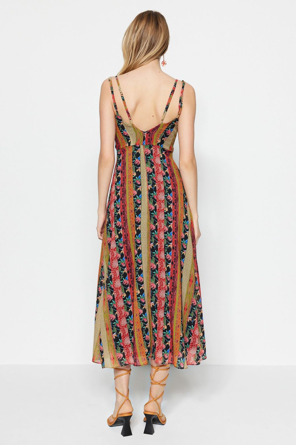 TRENDYOLMILLA Cok Renkli Desenli A-Kesim Ask?l? Midi Astarl? Dokuma Elbise TWOSS23EL00989 фото 10