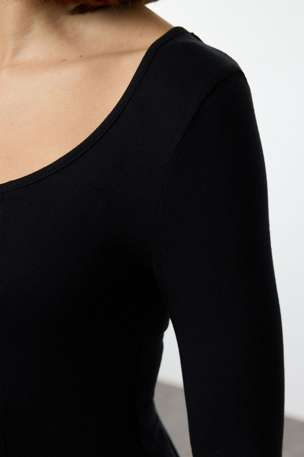 Trendyolmilla Siyah Fitted/Vucuda Oturan Dikis Detayl? Havuz Yaka Esnek Orme Bluz TWOAW25BZ00227 фото 4