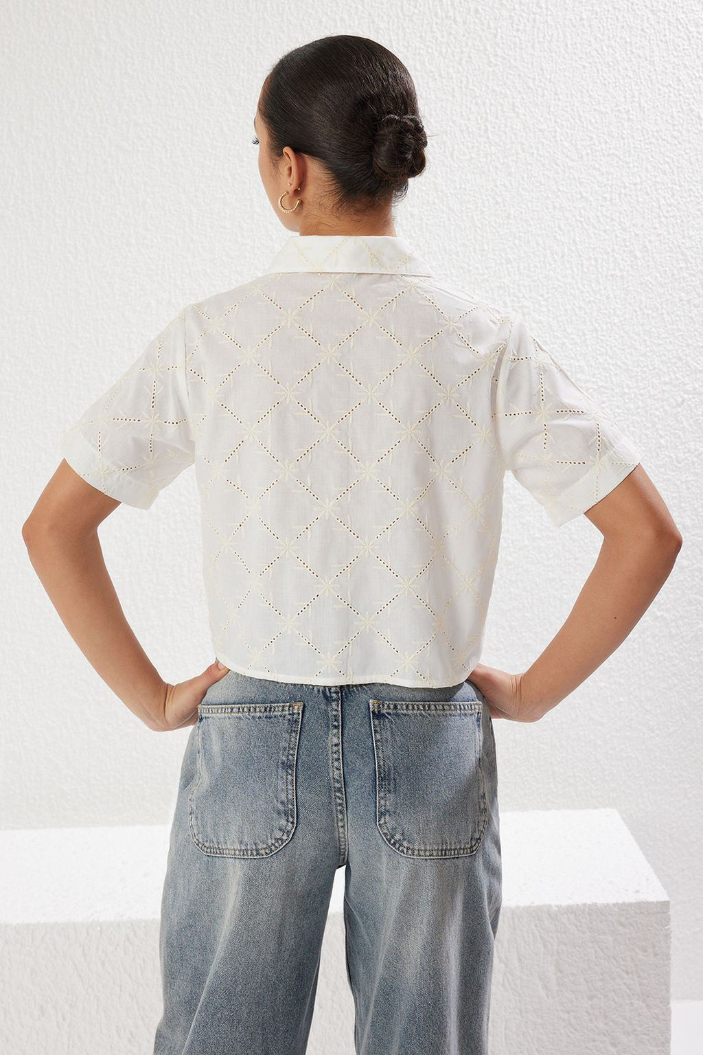 TRENDYOLMILLA Beyaz Brode Kumas K?sa Kol Regular Normal Kal?p Dokuma Crop Gomlek TWOSS25GO00082 фото 6