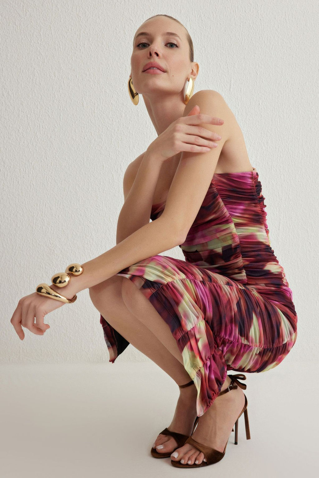 Cok Renkli Vucuda Oturan Straplez Buzgulu Desenli Abiye Gece Mezuniyet Elbisesi TPRSS25EL00070 - Trendyolmilla фото 2