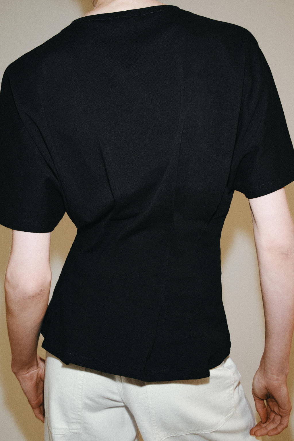 CAMISETA ENTALLADA PINZAS / Negro