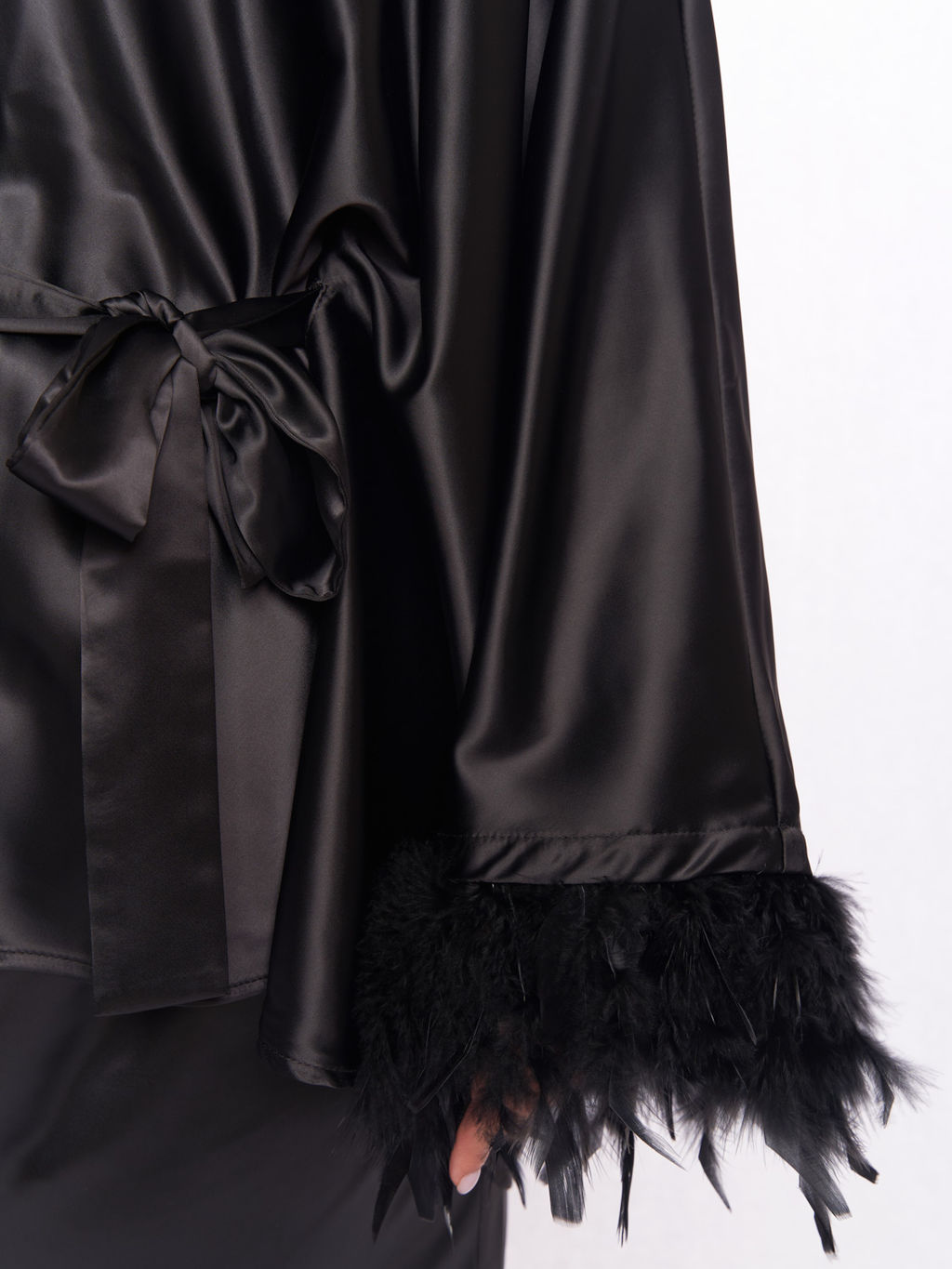 Блузка атласная с перьями TBL73637BLK01 - Артесса фото 8