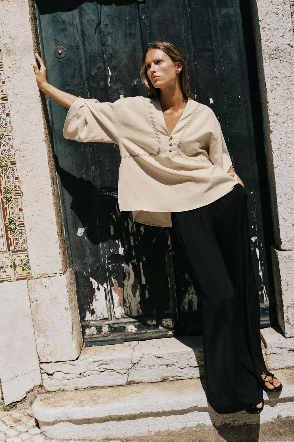 CAMISA OVERSIZE CON LINO PESPUNTES CONTRASTE / Beige claro - Zara фото 2