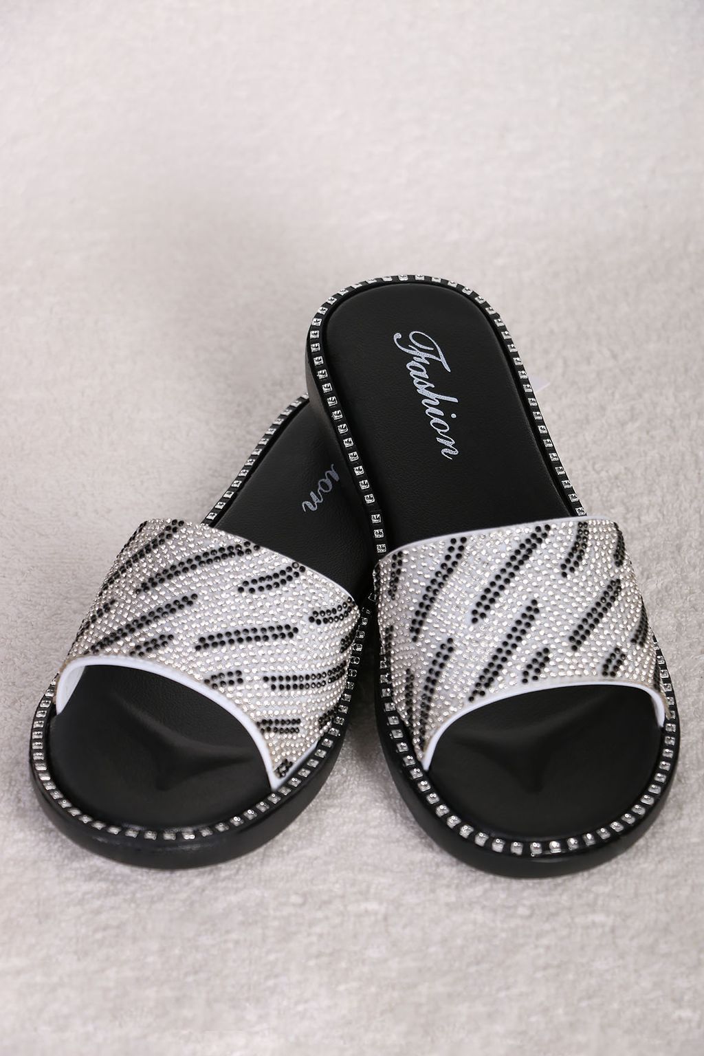 Шлепанцы в стразах