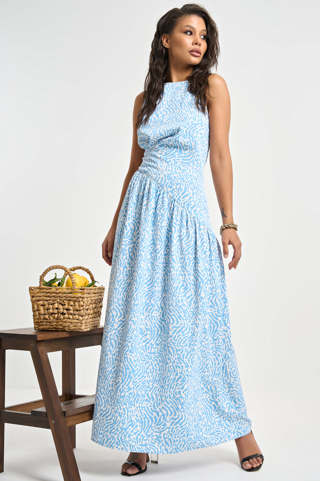 Платье облегающее бело-голубое