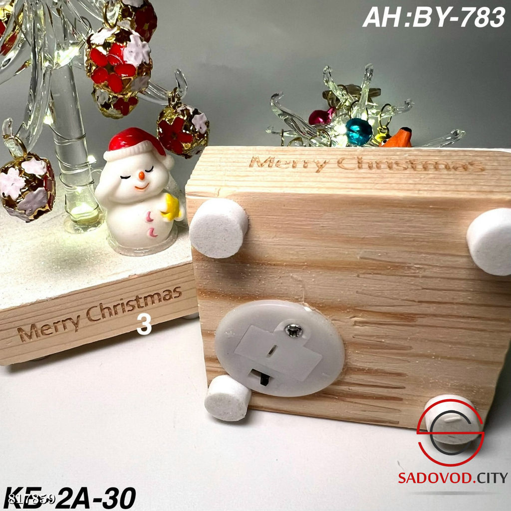 Новогодний светильник в виде елки с висящими игрушками