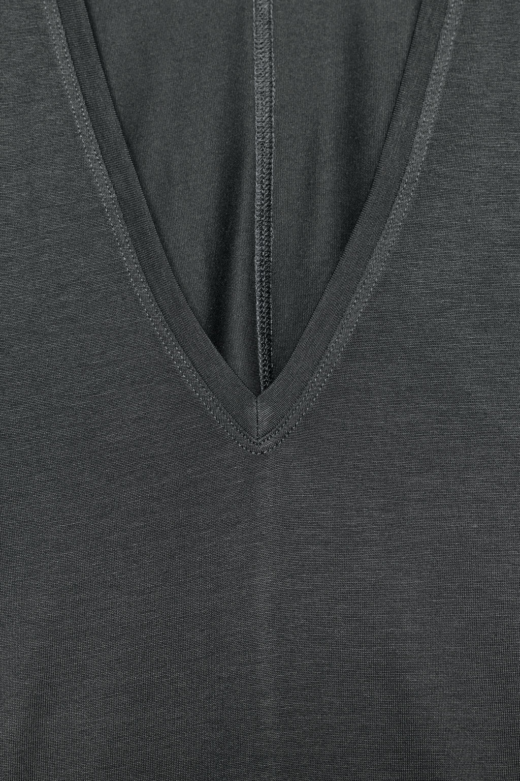 CAMISETA ESCOTE PICO FLUIDA / Plomo oscuro