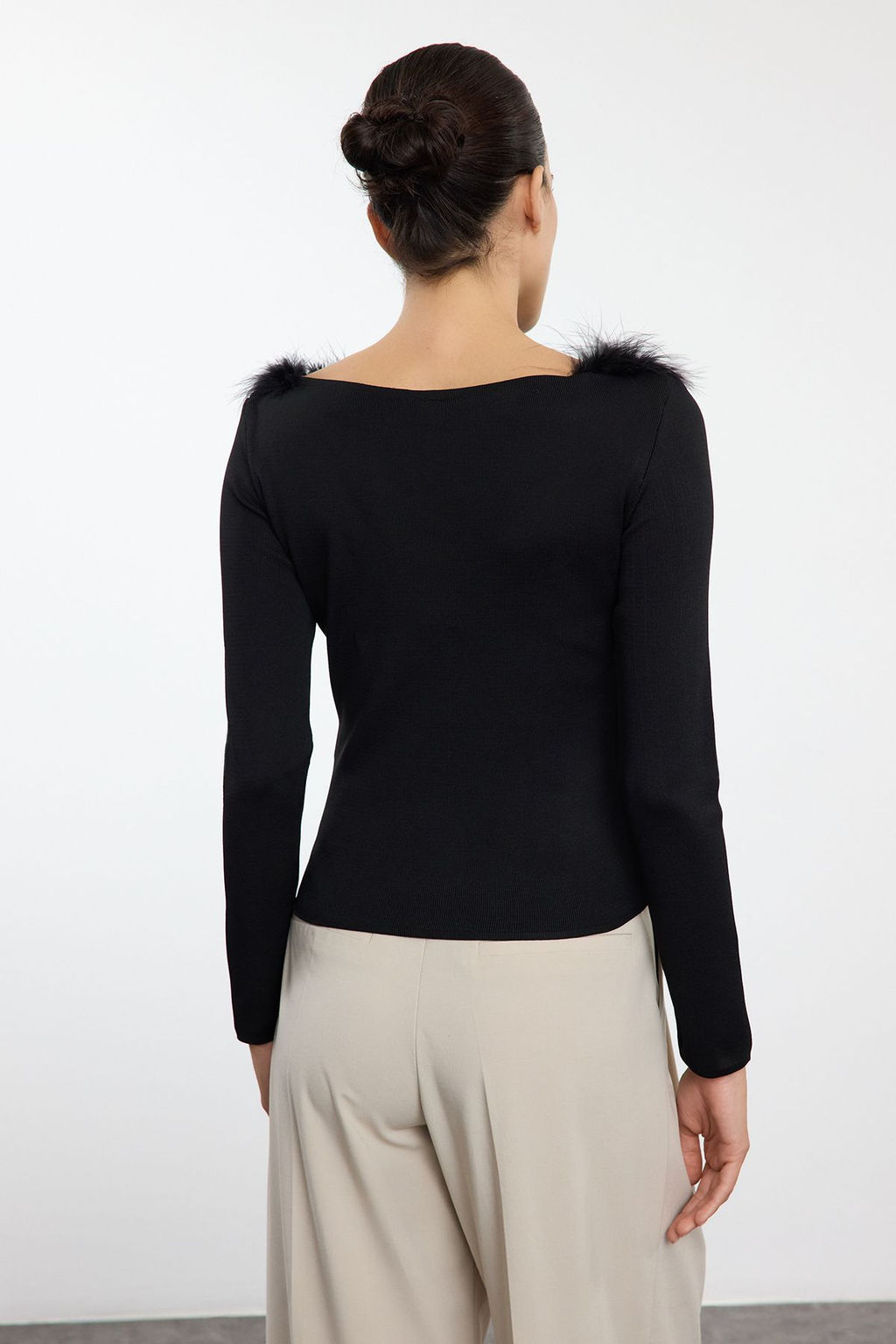Siyah Kay?k ve Yaka Detayl?. Fitted/Vucudu Saran Triko Kazak TWOAW25KZ00132 - Trendyolmilla фото 5