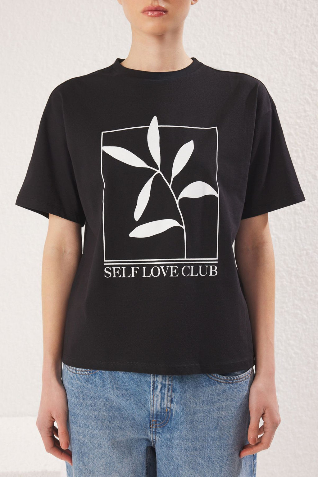 TRENDYOLMILLA Siyah %100 Pamuk Bask?l? Relaxed/Genis Rahat Kesim Bisiklet Yaka Orme T-Shirt TWOSS23TS00267 фото 3