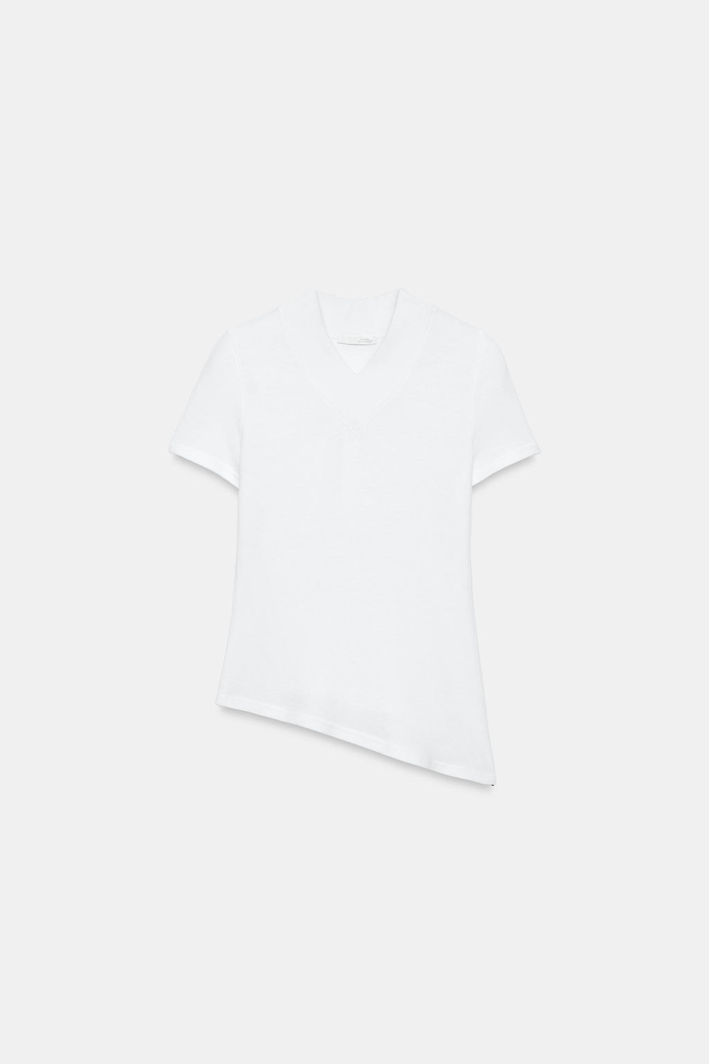 CAMISETA CUELLO PICO BAJO ASIM?TRICO / Blanco
