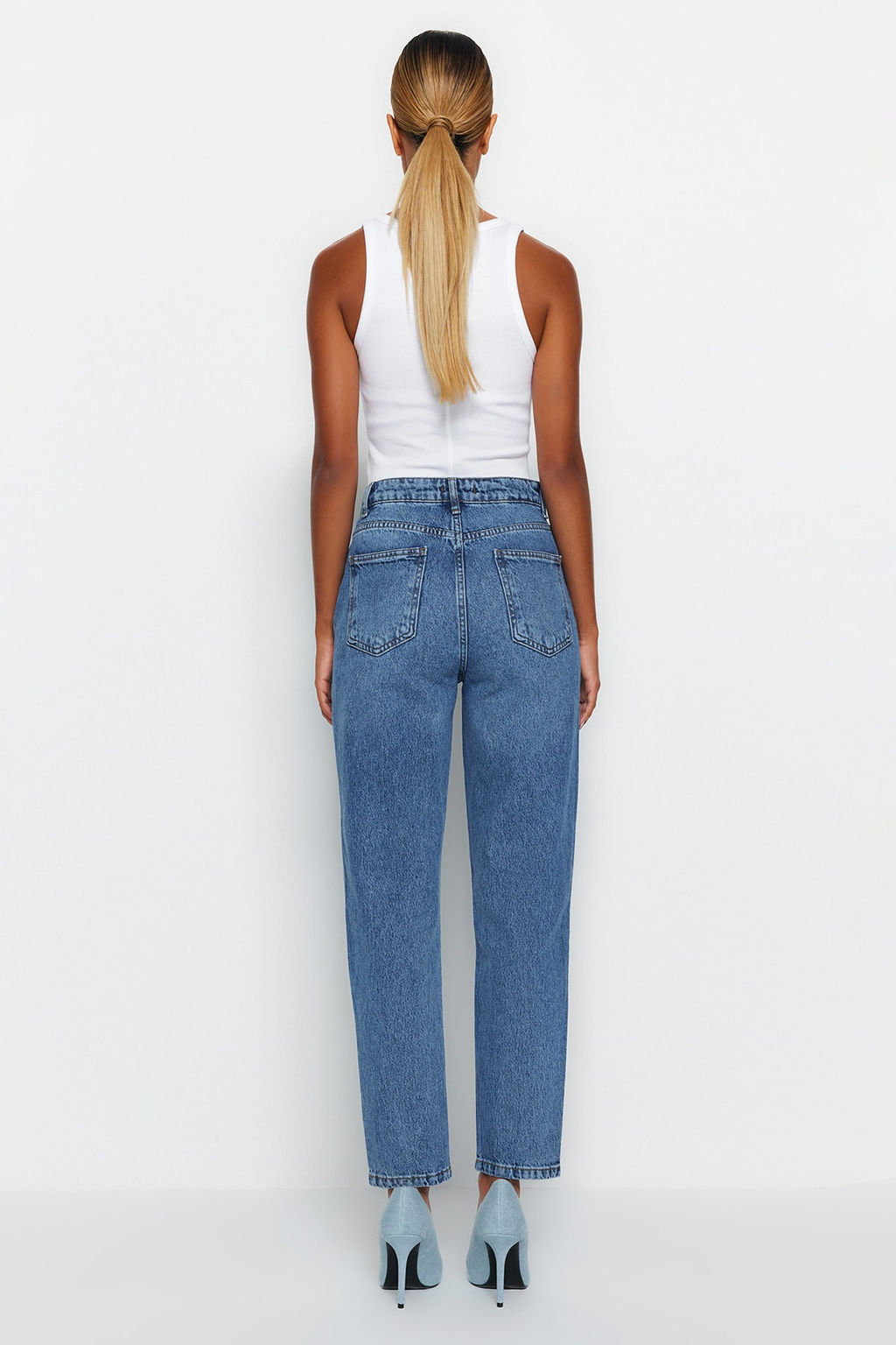 TRENDYOLMILLA Mavi Yuksek Bel Mom Jeans TWOAW24JE00076  фото 10