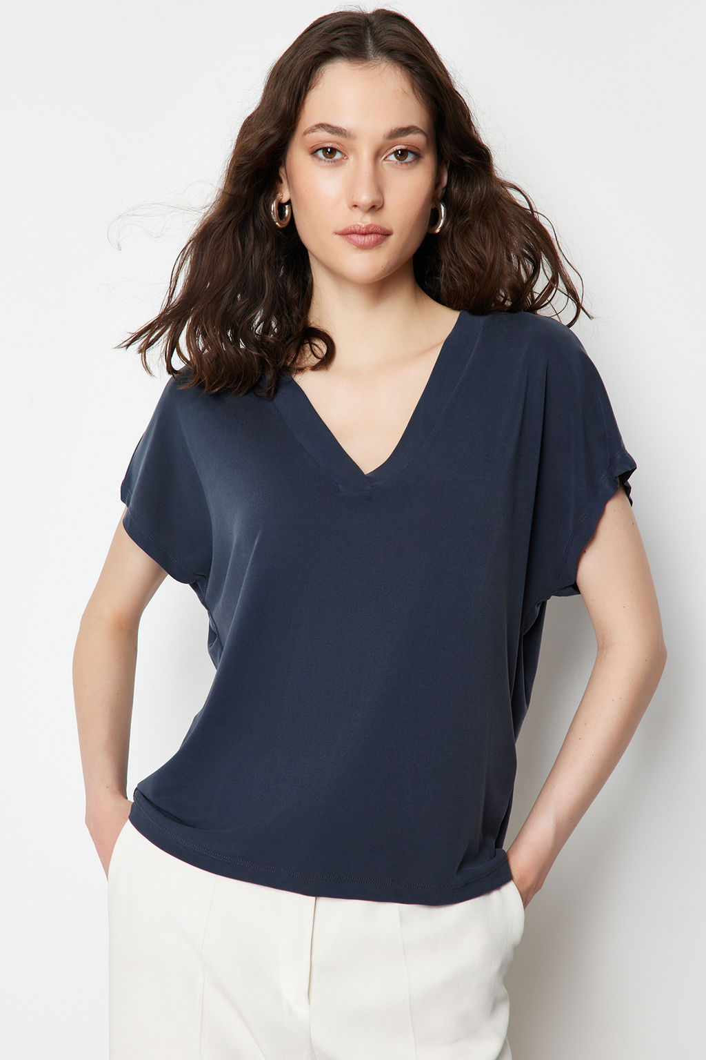 TRENDYOLMILLA Antrasit Modal V Yaka Relaxed/Rahat Kesim Orme T-Shirt TWOSS24TS00043 фото 2