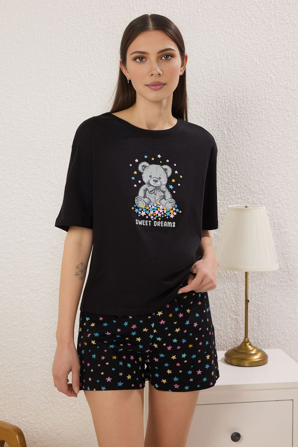 Trendyolmilla Siyah-Cok Renkli %100 Pamuklu Ay?c?k ve Y?ld?z Bask?l? Sortlu Orme Pijama Tak?m? THMSS25PT00350  фото 2