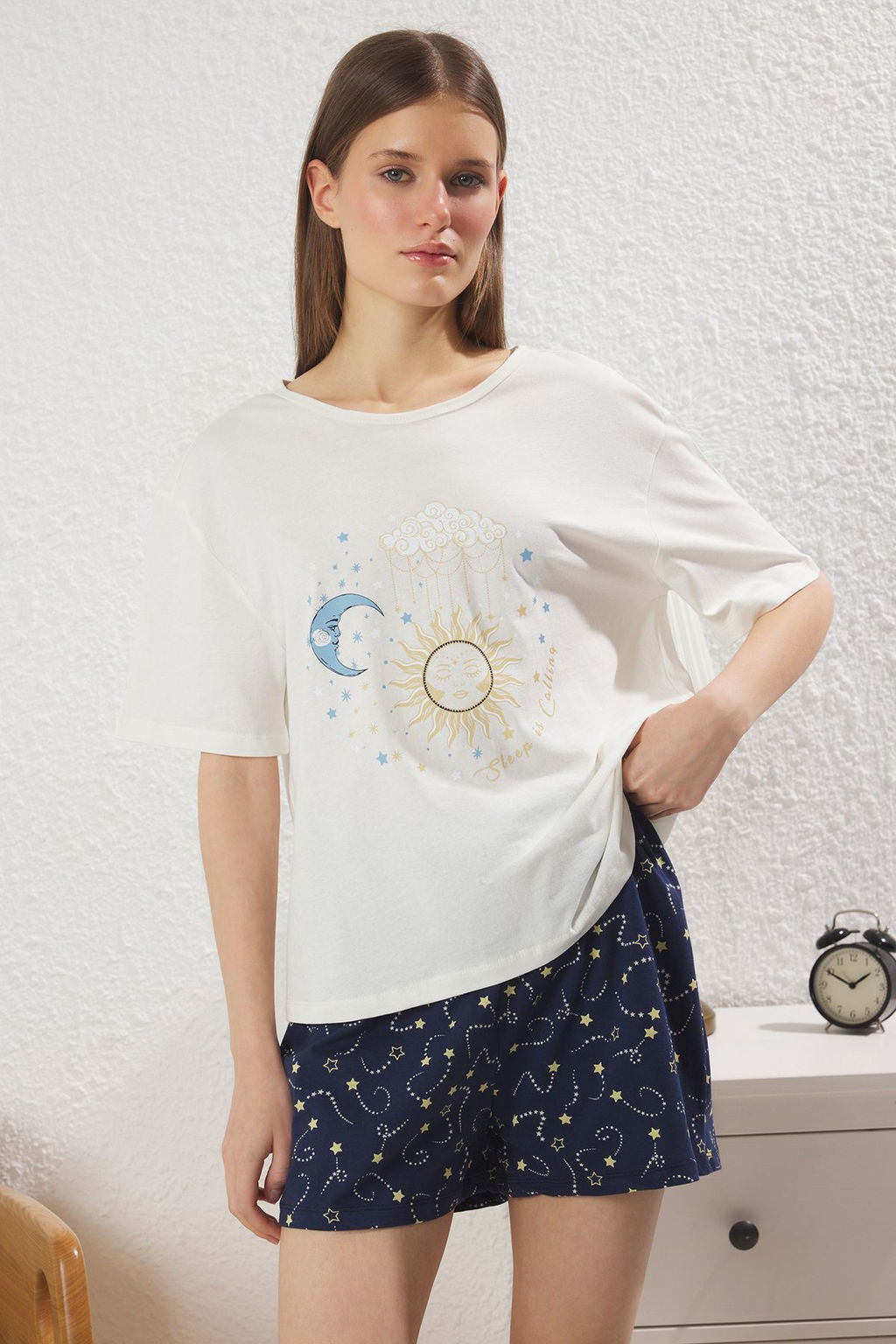 Trendyolmilla Ekru %100 Pamuklu Galaksi Desenli Sortlu Orme Pijama Tak?m? THMSS25PT00359  фото 2