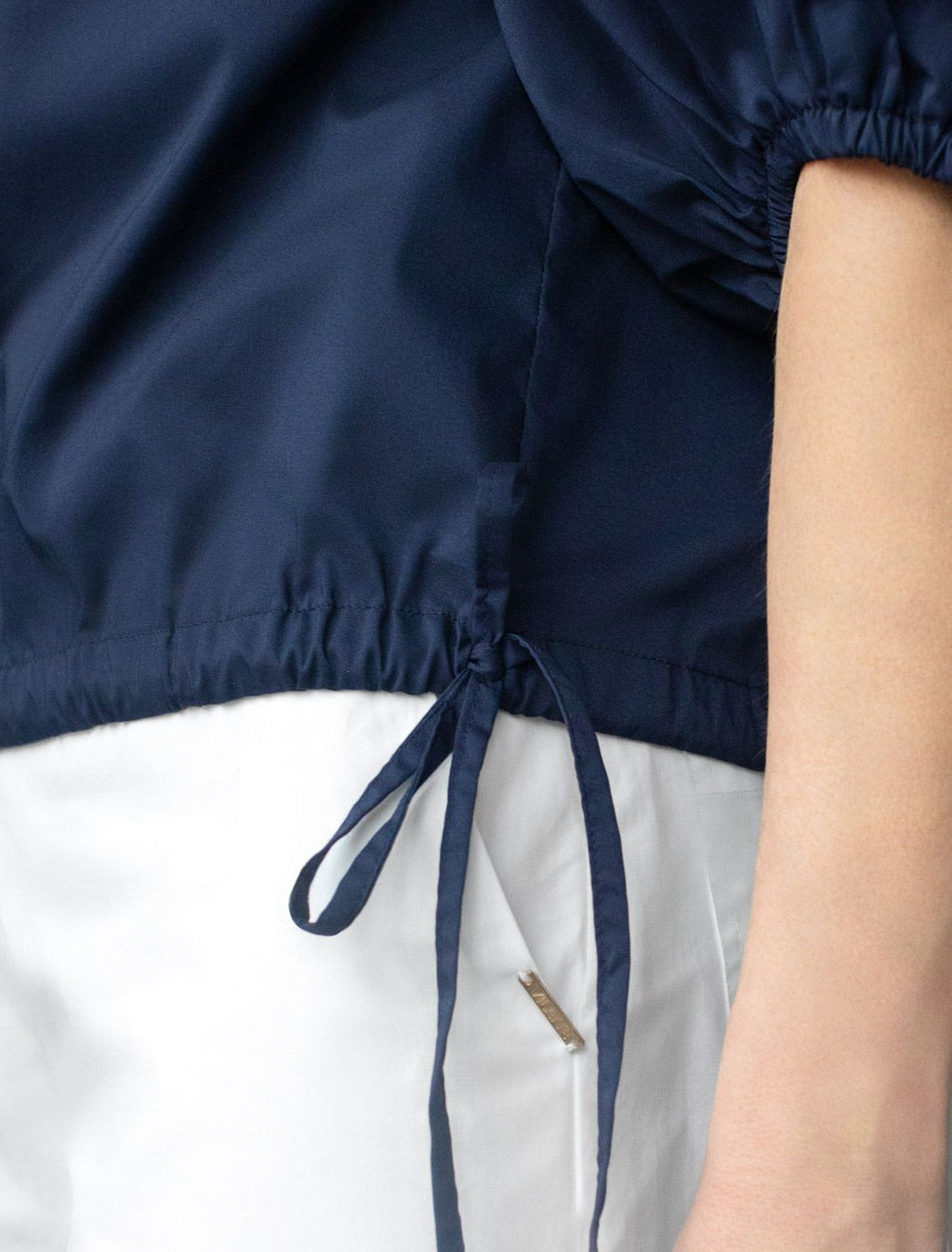 Блузка Vilatte укороченная с рукавами буфами из эластичного хлопка темно-синяя  фото 6