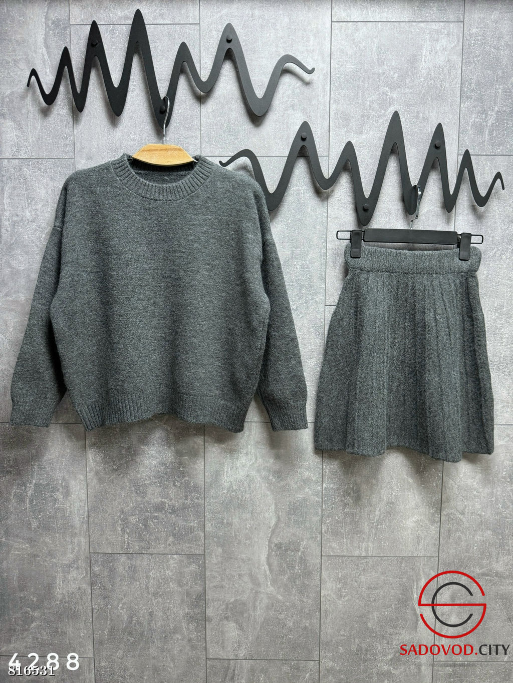 Костюм двойка состоит из свитера с круглым горлом и юбки-плиссе мини на резинке. - Bruno фото 2