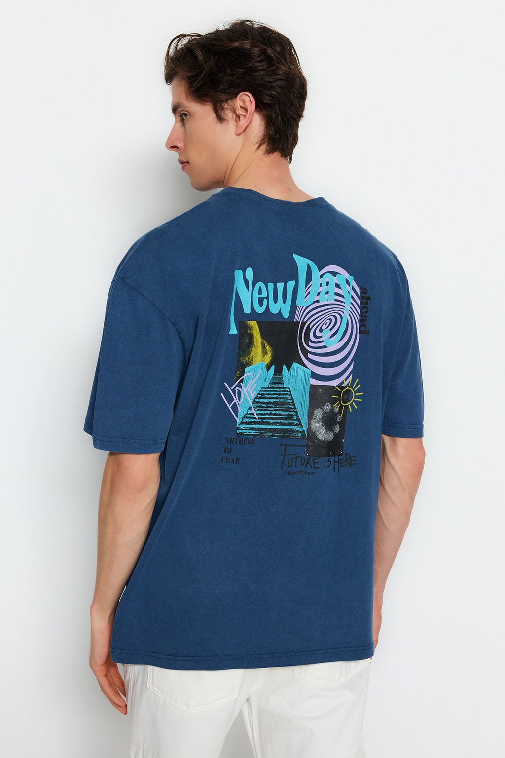 TRENDYOL MAN Indigo Oversize/Genis Kesim Eskitme/Soluk Efekt Mistik Bask?l? %100 Pamuklu T-Shirt TMNSS22TS0838 - Trendyolmilla фото 6