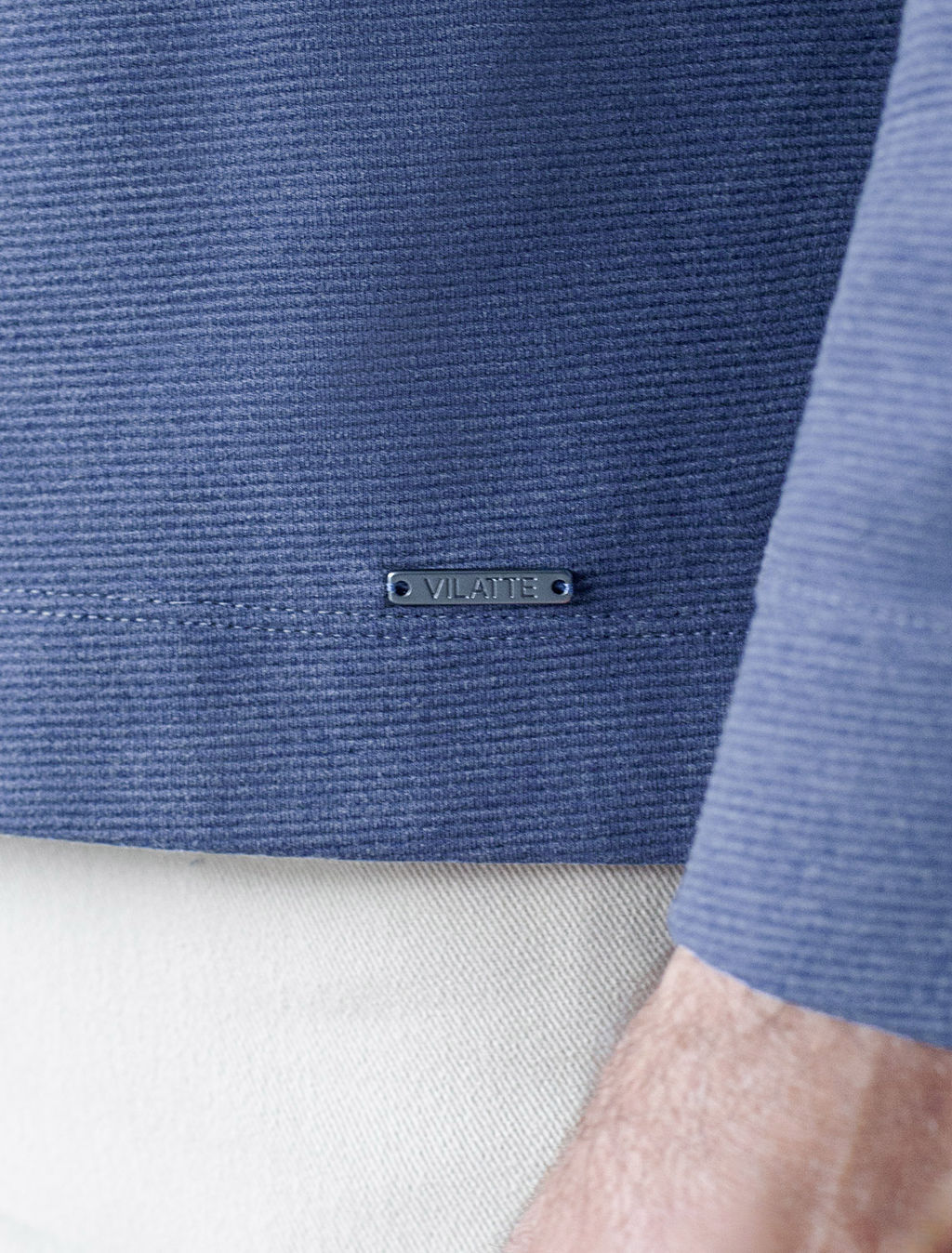 Лонгслив из мягкого фактурного трикотажа с плетеным воротником поло на пуговицах