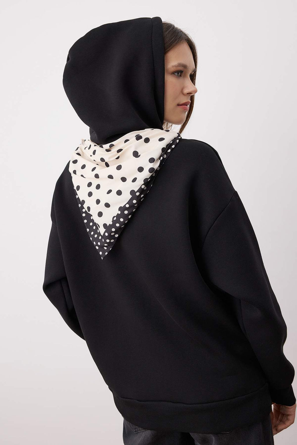 Siyah Orme Sweatshirt TWOAW26SW00064 - Trendyolmilla фото 2
