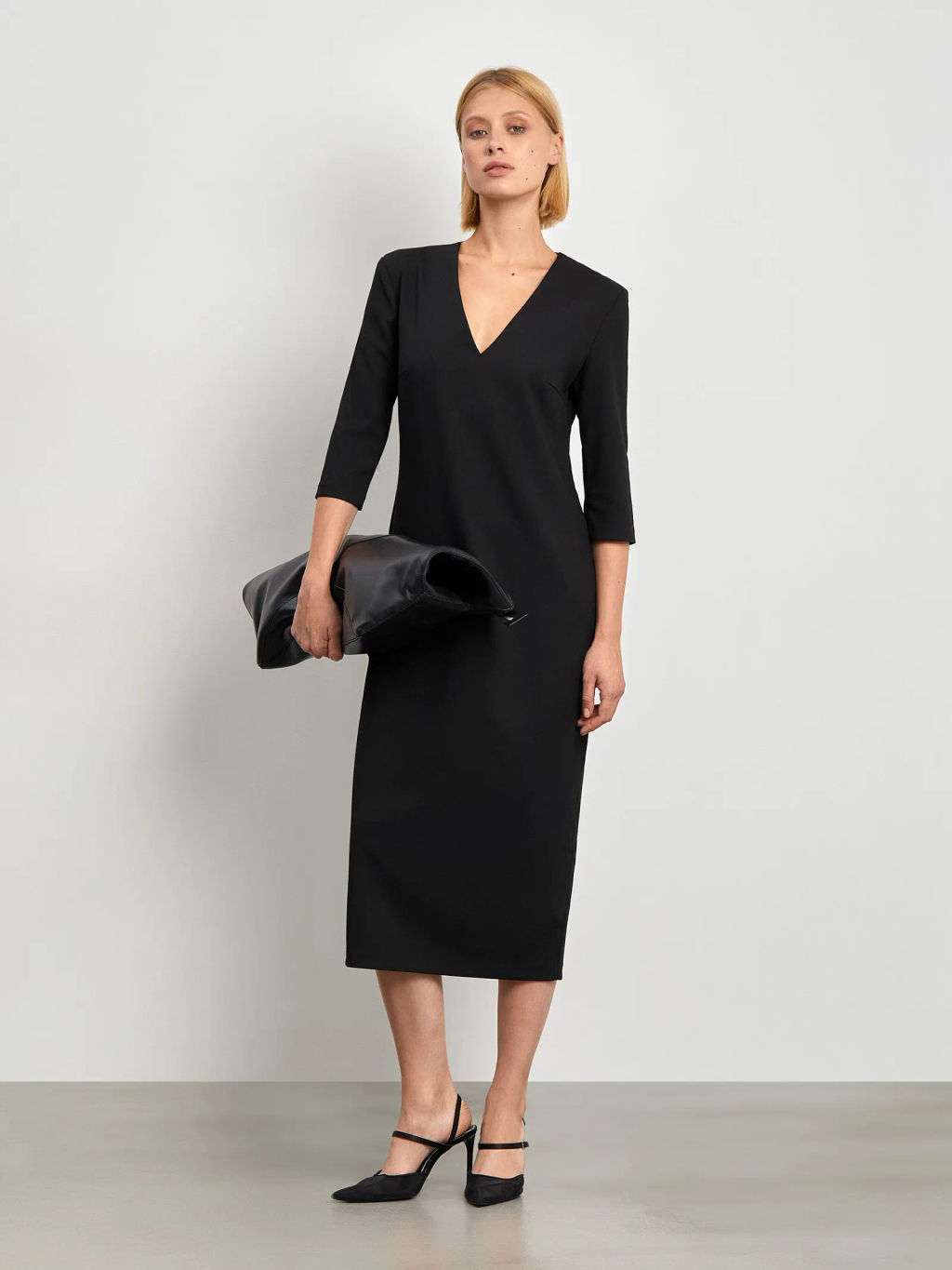 Платье-футляр с V-образным вырезом